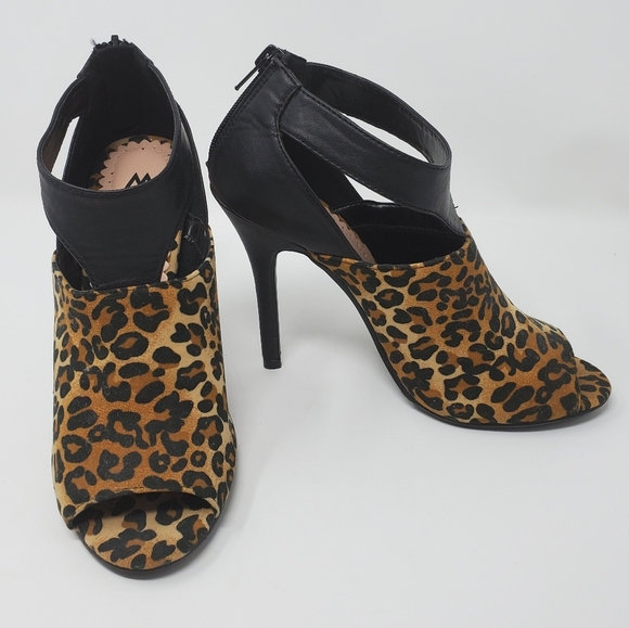 Madison by Shoedazzle Black heels  w/Leopard - Picture 1 of 8